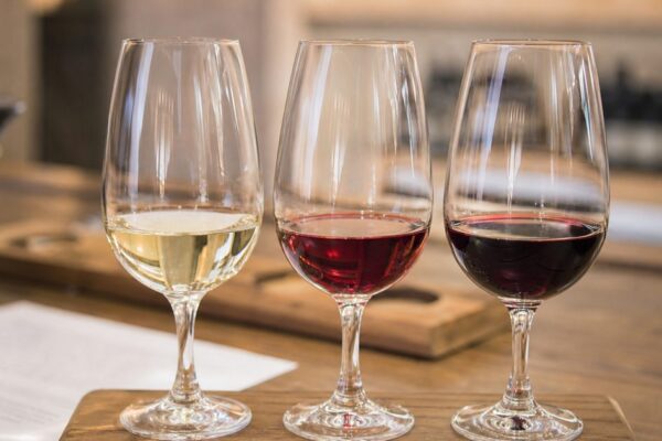 Wijn proeven in 5 stappen: zo herken je zuren, tannine, alcohol en lengte